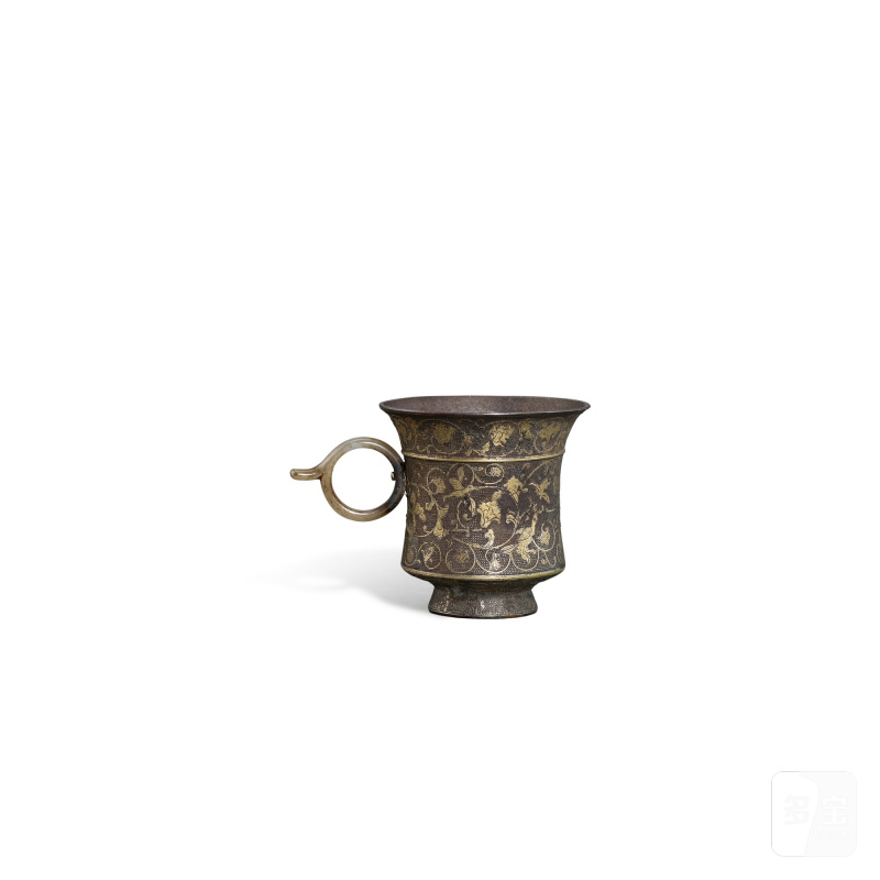 A parcel-gilt silver 'floral and bird' cup, Tang dynasty | 唐 局部銀鎏金鏨刻花鳥紋盃 - 图2